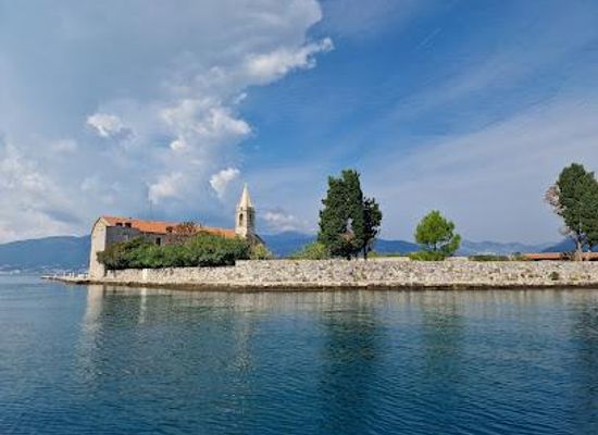 montenegro/bay-of-kotor/attraction/church-and-monastery-of-our-lady-of-mercy