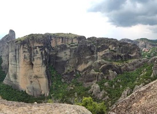 greece/meteora/attraction/cave-meteora-trinity-path