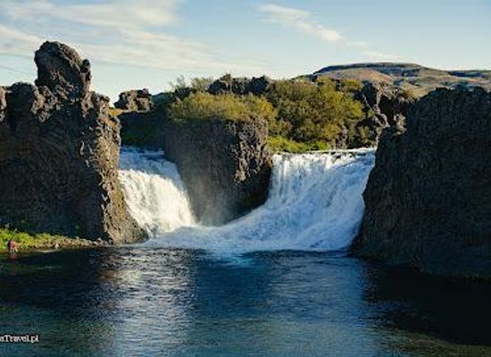iceland/the-highlands/attraction/hjalparfoss