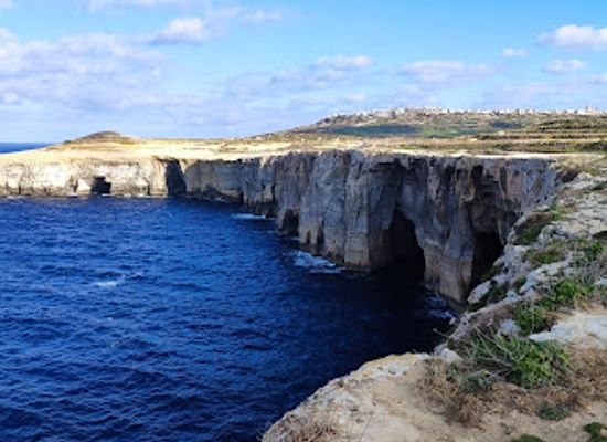 malta/dwejra-area/attraction/big-cave-ghar-tal-qrewis