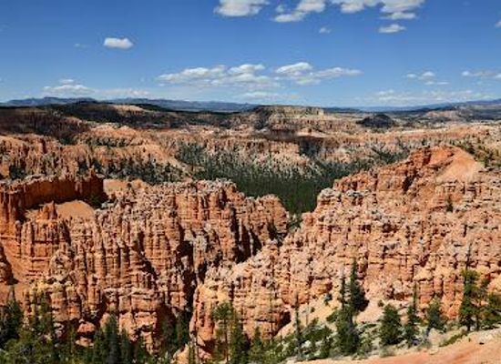 utah/bryce-canyon-national-park/attraction/peekaboo-loop-hat-shop-and-under-the-rim-trail-trailhead