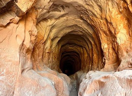 utah/mt-carmel/attraction/the-belly-of-the-dragon-trailhead
