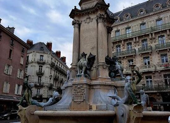 france/grenoble/attraction/fontaine-des-trois-ordres