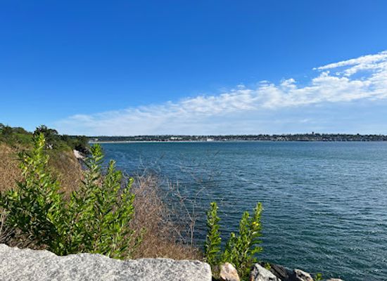 rhode-island/narragansett-bay/attraction/forty-steps-cliff-walk