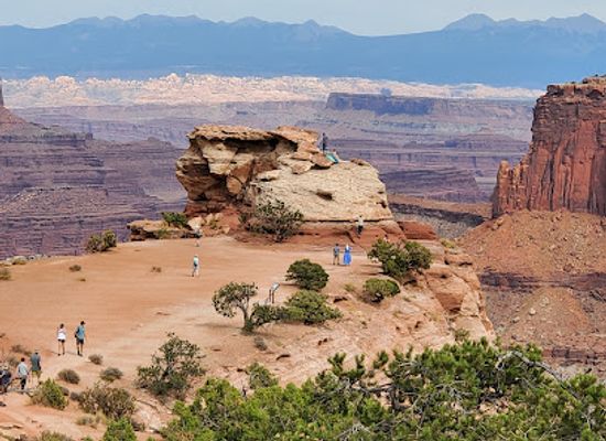 utah/canyonlands-national-park/attraction/shafer-canyon-overlook-trailhead