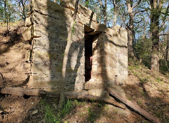 kansas/flint-hills/attraction/spooky-hollow