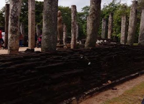 sri-lanka/polonnaruwa/attraction/dalada-maluva-polonnaruwa
