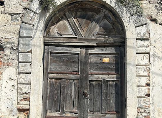 albania/durres-coast/attraction/shtegu-i-dyerve-te-vjetra-te-durresit-familja-nushi
