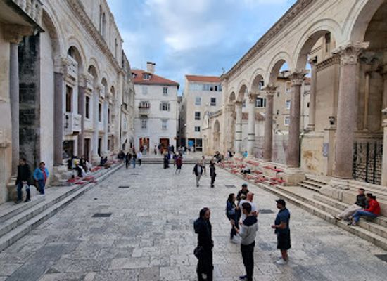 croatia/split/old-town/attraction/diocletian-s-cellars