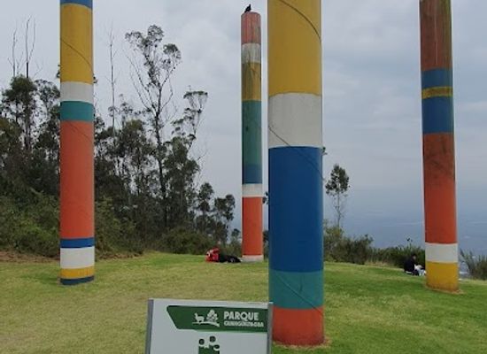 ecuador/quito/attraction/crayolas-escultura