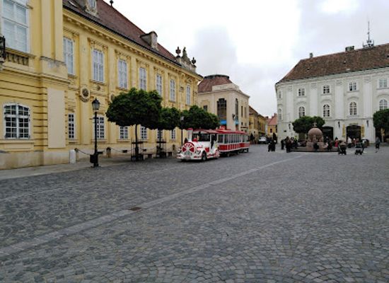 hungary/szekesfehervar/attraction/varosnezo-kisvonat-indulasi-helye