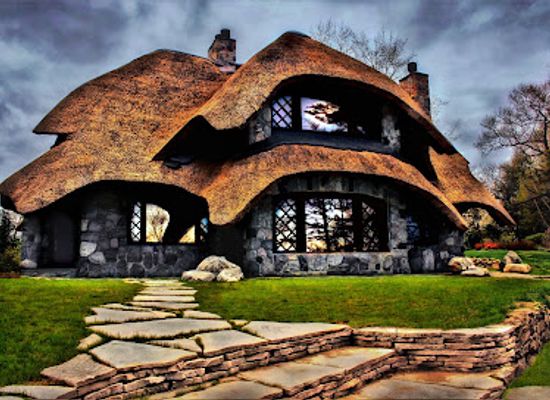 michigan/charlevoix/attraction/the-thatch-house