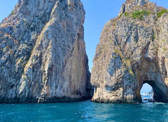 italy/capri/attraction/tunel-of-love