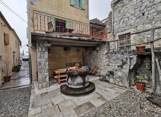 slovenia/coastal-karst/attraction/grad-stanjel-house