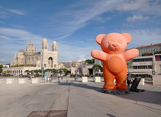 france/marseille/la-joliette/attraction/teddy-bear-statue-oursjayet-2020
