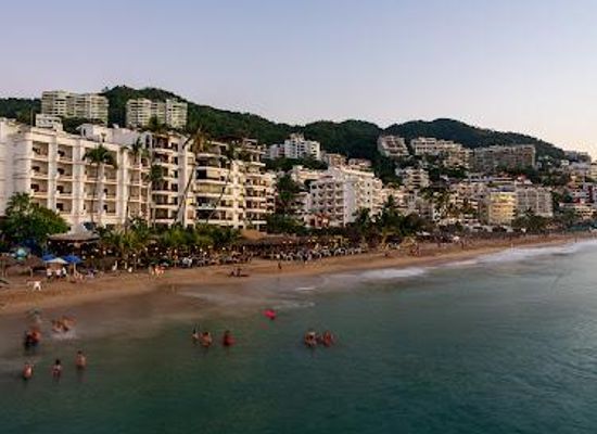 mexico/western-mexico/attraction/los-muertos-beach