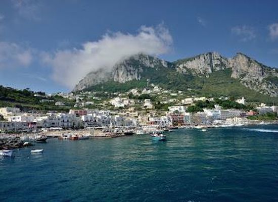 italy/capri/attraction/spiaggia-marina-grande