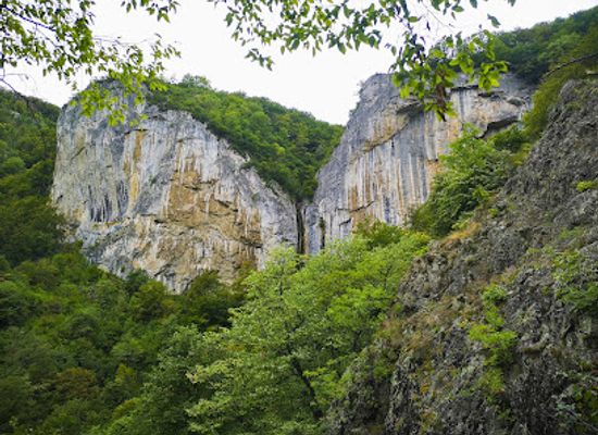romania/caras-severin/attraction/cascada-vanturatoarea
