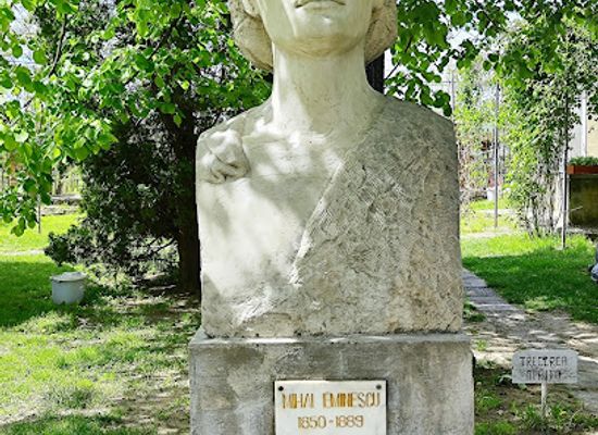 romania/iasi-surroundings/attraction/bustul-lui-mihai-eminescu
