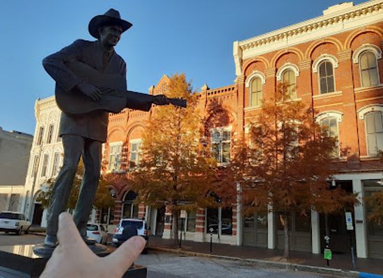 alabama/river-region/attraction/hank-williams-statue