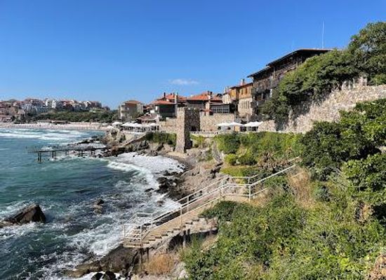 bulgaria/burgas/attraction/southern-fortress-wall-and-tower