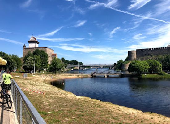 estonia/alutaguse/attraction/swedish-lion-statue-in-narva