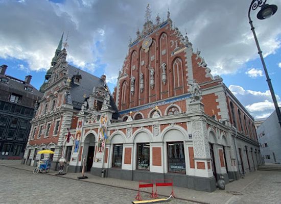 latvia/livonia/attraction/first-public-christmas-tree