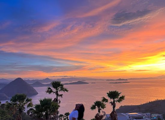 indonesia/komodo-national-park/attraction/white-rock-hill