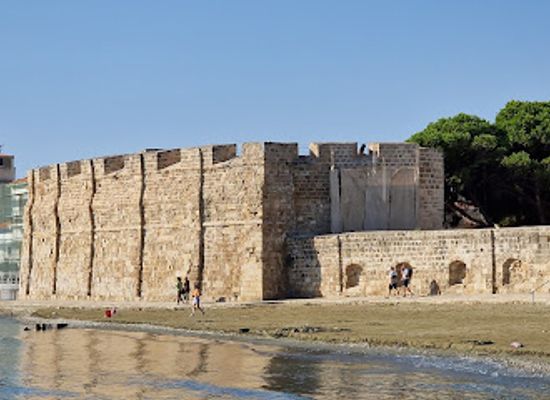 cyprus/larnaca/attraction/finikoudes-beach-mol