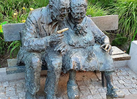 poland/kashubia/attraction/bench-of-a-kashubian-couple