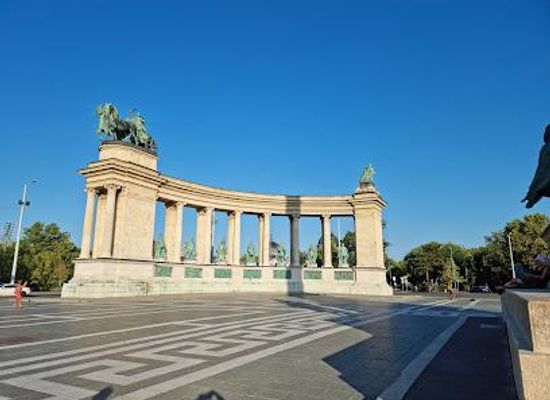 hungary/budapest/attraction/heroes-square