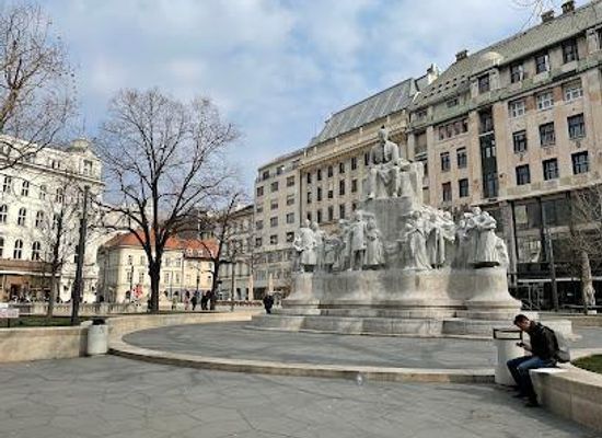 hungary/budapest/attraction/vorosmarty-ter