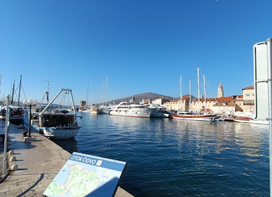 croatia/trogir/attraction/trogir-ljuljacka-u-moru