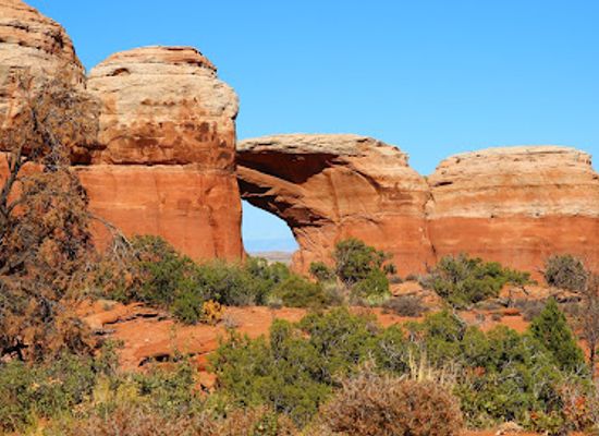 utah/canyonlands/attraction/broken-arch