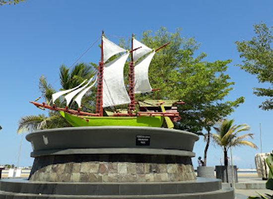 indonesia/central-sulawesi/attraction/losari-beach-platform