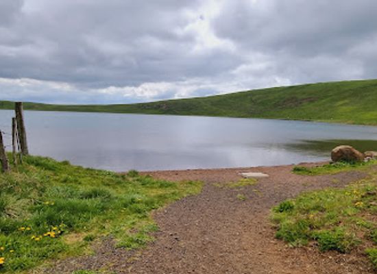 france/auvergne-volcanoes/attraction/lac-d-en-haut-la-godivelle