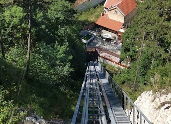 romania/rasnov-area/attraction/incline-elevator