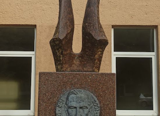 lithuania/panevezys/attraction/paminklas-krepsinio-treneriui-raimundui-sargunui