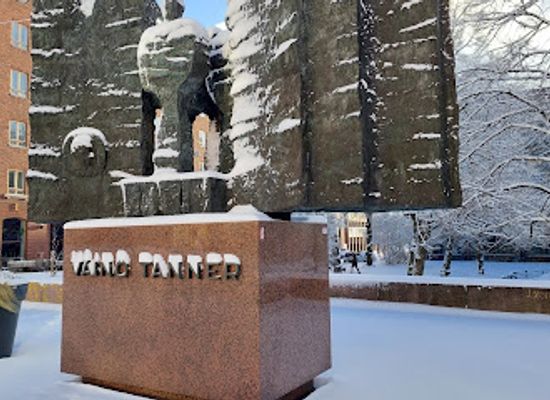 finland/helsinki-archipelago/attraction/tanner-s-gate-vaino-tanner-memorial-sculpture