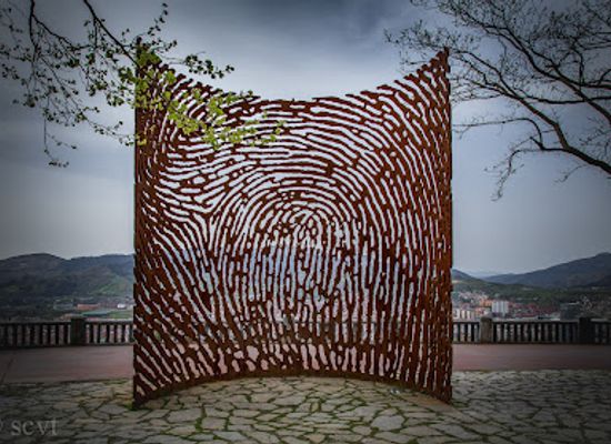 spain/bilbao/attraction/fingerprint-sculpture