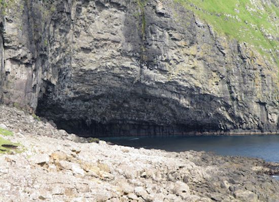 faroe-islands/tvoroyri/attraction/hole-in-the-cliff