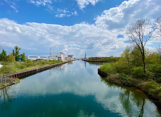 germany/hannover/linden/attraction/blick-von-der-kanalbrucke-auf-den-lindener-hafen