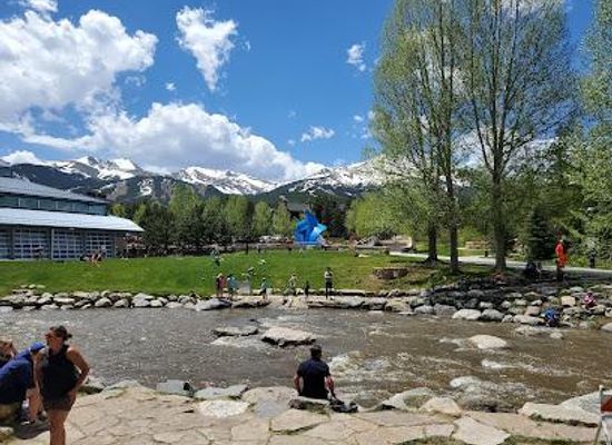 colorado/breckenridge/attraction/blue-river-plaza