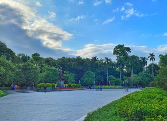 vietnam/hanoi/attraction/statue-of-lenin