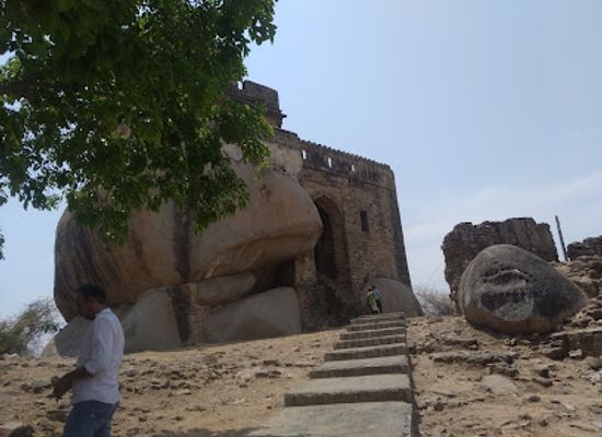 india/jabalpur/attraction/madan-mahal-pahadi