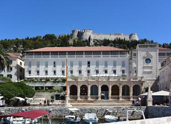 croatia/cetina-river-canyon/attraction/city-lodge-loggia