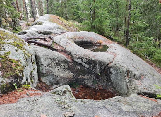 finland/nuuksio-national-park/attraction/sorlampi-giant-s-cauldrons