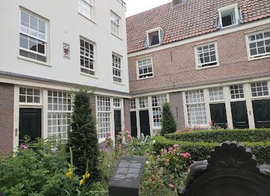 netherlands/amsterdam/attraction/sint-andrieshofje-courtyard