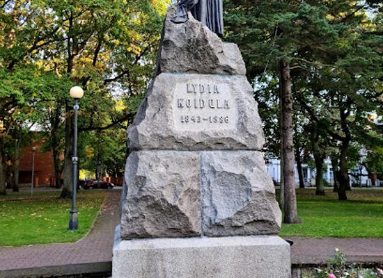 estonia/parnu/attraction/lydia-koidula-monument