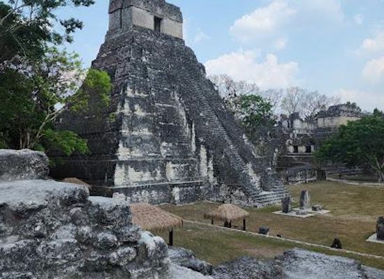 guatemala/flores/attraction/templo-de-la-serpiente-bicefala